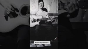 Армейская песня,Мне старушка одна поохав сказала как не стыдно сынок