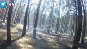 ??Боевые кадры: Спецназ "?️тважных" оказывает первую помощь раненому прямо посреди боя.