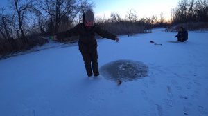 ВОТ ЭТО ПЕРВЫЙ ЛЁД 2021-2022! УЛОВИСТАЯ БЛЕСНА НА ОКУНЯ. ЗИМНЯЯ РЫБАЛКА НАЧАЛАСЬ НАСЫЩЕННО.