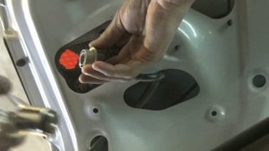 Как заменить все лампы в задних фонарях Kia Rio III.+ Как снять задние фонари.