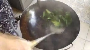 Жареные креветки с соевым соусом с широкой рисовой лапшой | Пад Си Ю рецепт