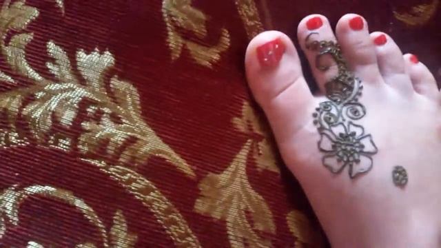 Easy henna on the foot. Красивый и простой рисунок на ноге хной! смотреть онлайн