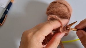 Чепчик из пуха норки узором соты. 1