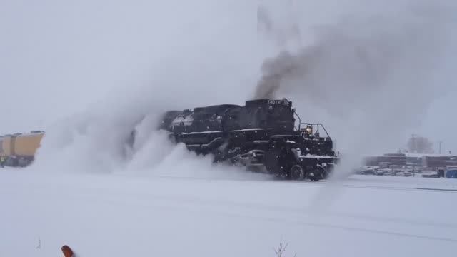 Отправление поезда в снежную бурю