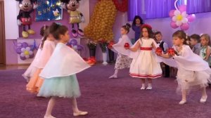 Танец со свечами на выпускном в саду