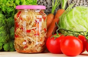 ОВОЩНОЙ САЛАТ на зиму из капусты, помидоров, перца, моркови и лука без стерилизации.
