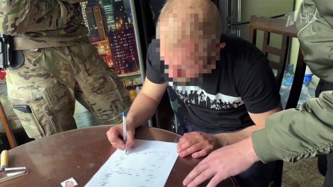 Сотрудники ФСБ задержали россиянина, который готовил теракт в ВМКГ в Симферополе.
