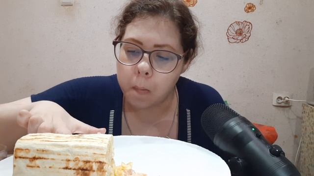Мукбанг Шаурма с копченой курицей и ананасом/Конец вегетарианству/Не трогайте мужа