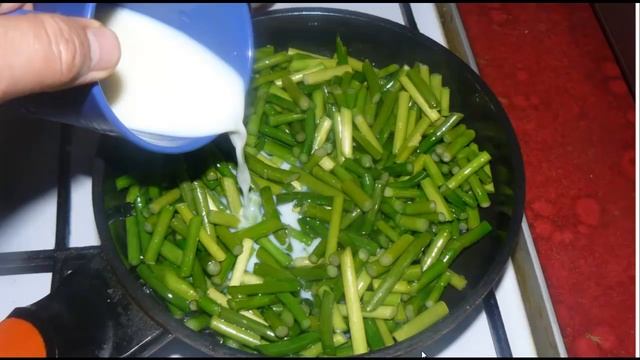 Жареные стрелки чеснока с яйцом. Быстро, просто и очень вкусно.