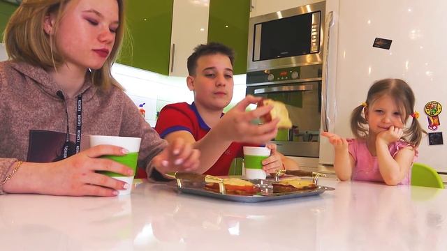 Младшая сестра вредничает и плохо себя ведет смотреть онлайн