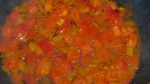 Яичница с тушенкой и овощами