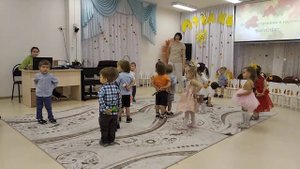 Танец с погремушками