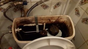 Как устранить течь воды клапана  сливного бачка.