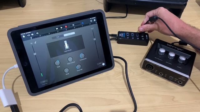 How to connect a USB audio interface to an iPad/iPhone смотреть онлайн