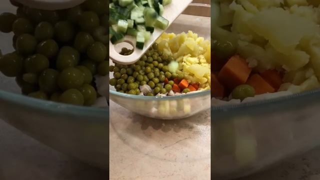 Салат «А-ля Оливье» со свежим огурцом  копчёной курицей ? ? ⠀⠀