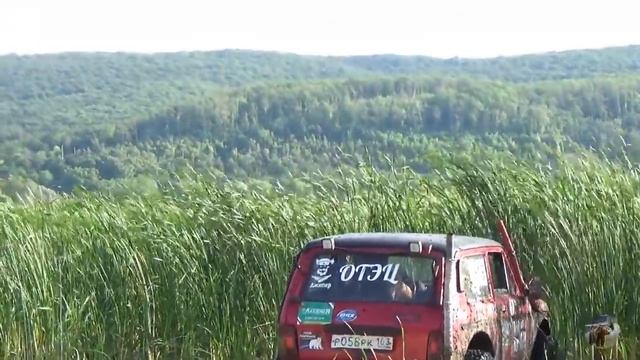 Выбраться из такого болота кажется не реальным. Нива, УАЗ, грязь. смотреть онлайн