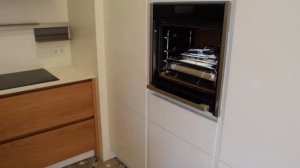 Духовка Neff с уезжающей внутрь дверцей