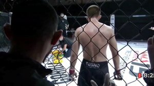 Запрещённый удар 12,6 в ММА унесли на носилках #мма #юфс #mma #ufc #запрещенныйудар #рекомендаци