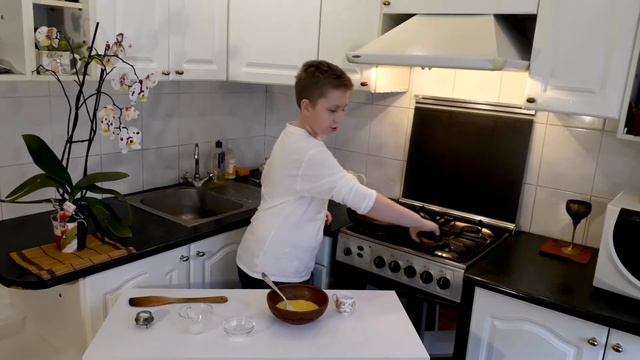 Вкуснейший ОМЛЕТ! Готовит 9 летний сын)