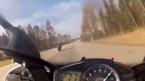 Мотоциклист не смог догнать Mercedes