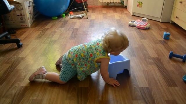 Как НЕ надо пользоваться детским горшком!!! Ребенок (1 год 3 месяца) сидит на горшке. ПРИКОЛ! смотреть онлайн