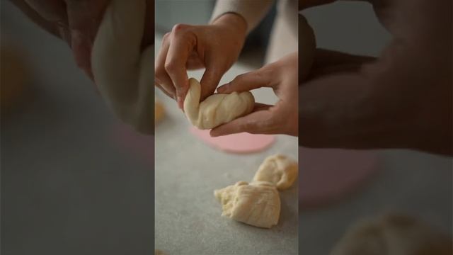 Плюшки с сахаром!! Плюшки из детства! Плюшки в виде сердечек!! #сердечкиизтеста #плюшкиссахаром смотреть онлайн