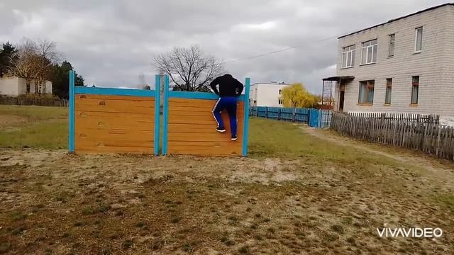 Прыжок через стенку ?(на школьной площадки).Делай как показано.#sport #workout смотреть онлайн