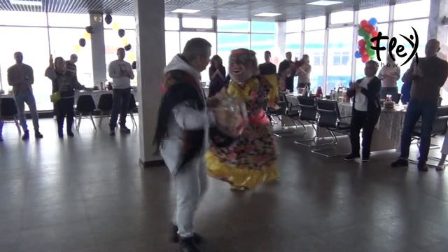 Как весело встретить именинника? Ростовая кукла Цыганка смотреть онлайн