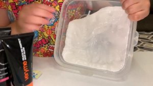 Яна делает домашний слайм своими руками из белого клея ПВА