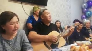 Слушая казахские песни, звук домбры так и хочется пуститься вскачь верхом на коне
