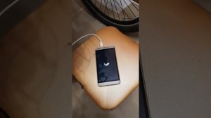 Зарядка телефона стандартным зарядным устройством на электровелосипеде