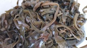 Салат с морской капустой, луком и яйцами