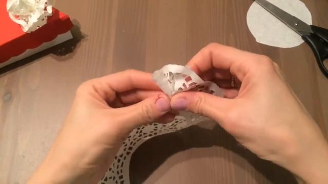 Розочка из бумажной ажурной салфетки. Rosochka from a paper napkin. смотреть онлайн