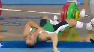 Вывих локтя, при рывке штанги.