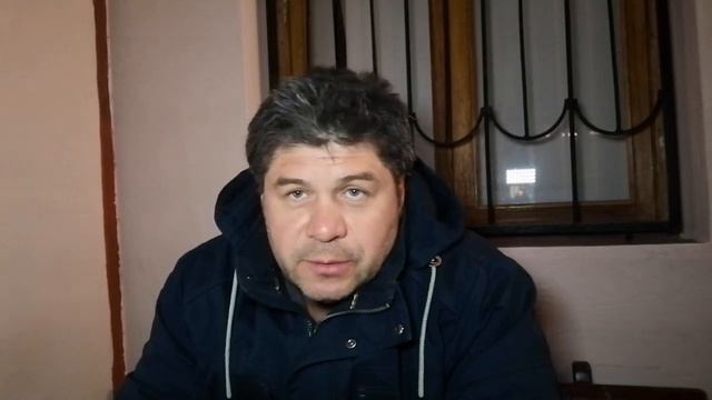 Симпатичный красивый шатен мужчина зовёт в гости на море лысого мужчину. Дягилева в гости. смотреть онлайн