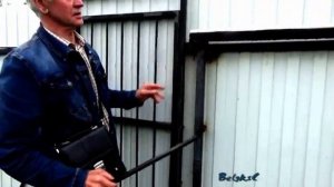 Секретные ворота невидимки в металлическом заборе на даче.