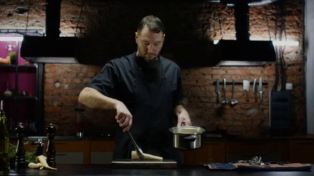 Шеф-повар Денис Крупеня готовит блюдо из птицы. смотреть онлайн