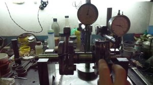 Центровка коленвала на призмах.