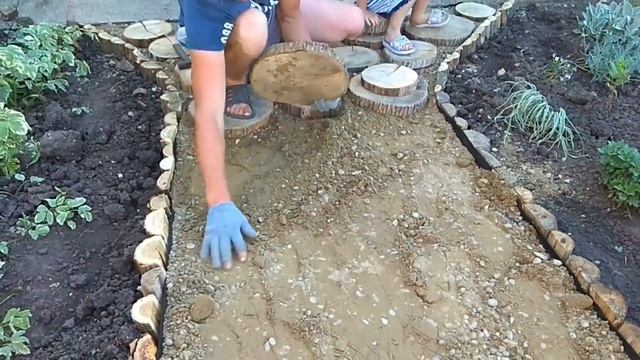 Садовая дорожка своими руками.Садовая дорожка из гравия и спилов.Благоустройство двора своими рукам