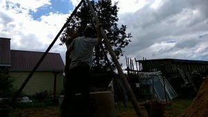 Трудности при копке. Достаем большой камень из колодца.