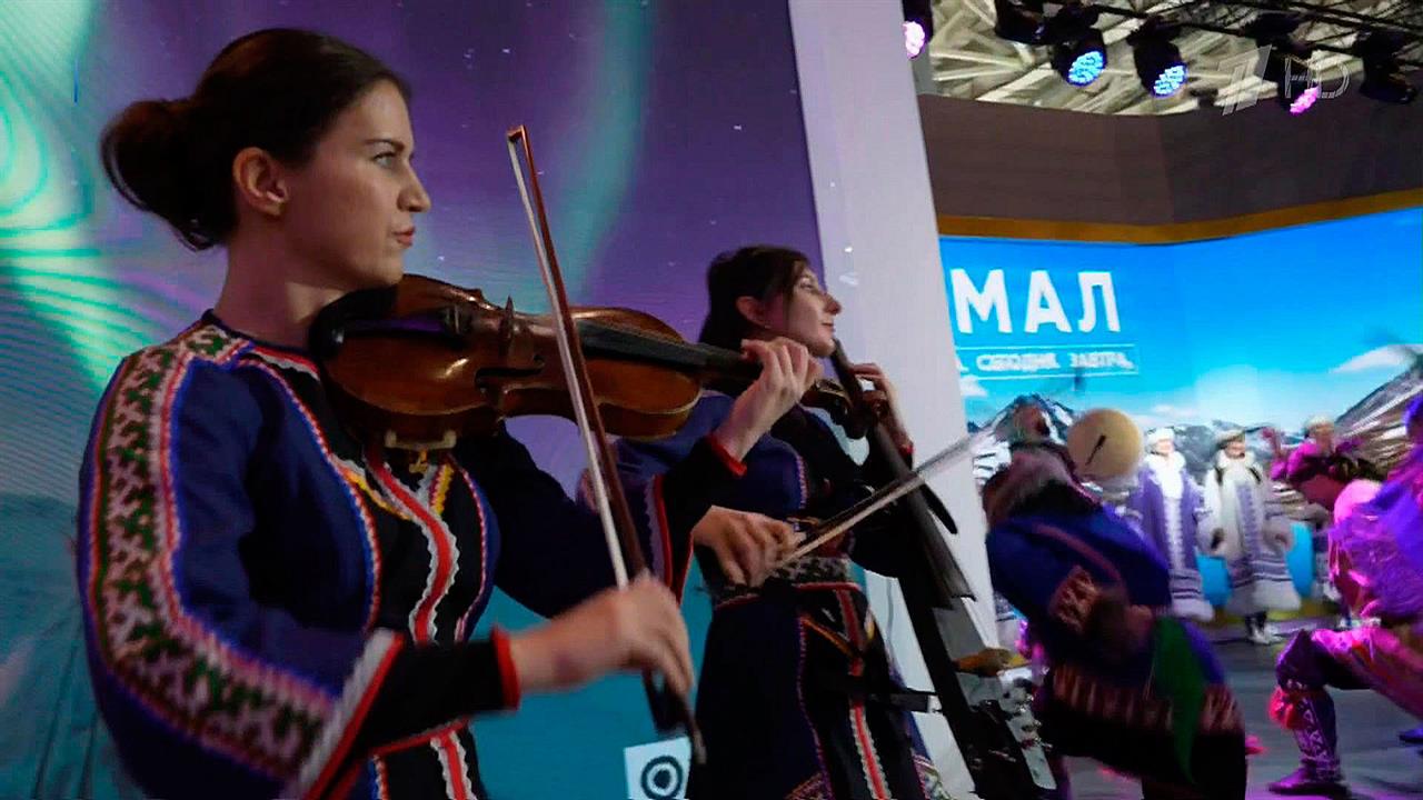 На выставке "Россия" свои стенды представляют Ямало-Ненецкий и Ханты-Мансийский автономные округа
