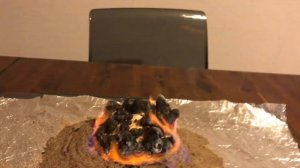 4К Видео простой химический опыт фараонова змея из сахара и соды