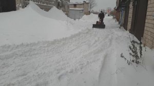 Уборка снега отвалом на мотоблоке.
