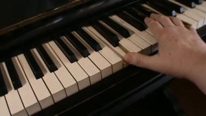 Первые уроки по фортепиано. Клавиатура. Клавиши ДО, РЕ, МИ. Регистры.Первые песенки