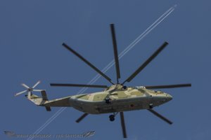 Гигантский вертолёт Ми-26 летает прямо над городом