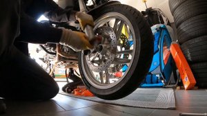 BMW R1200GS AC k25 Räder Ausbau. БМВ Р 1200 ГС снятие колес