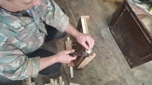 👍🔨📐🐝 .  Такая  " приспособа " облегчит  работу  пчеловоду .