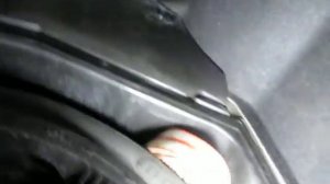 Снять задний амортизатор на мерседесе мешает обшивка багажника