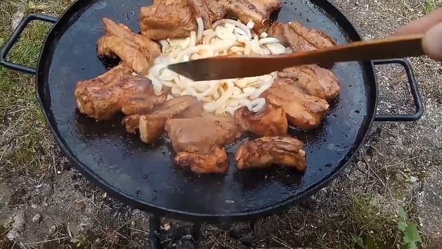 Свиные ребра с грибами на бороне смотреть онлайн