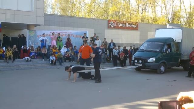 Силач тянет грузовую Газель! смотреть онлайн